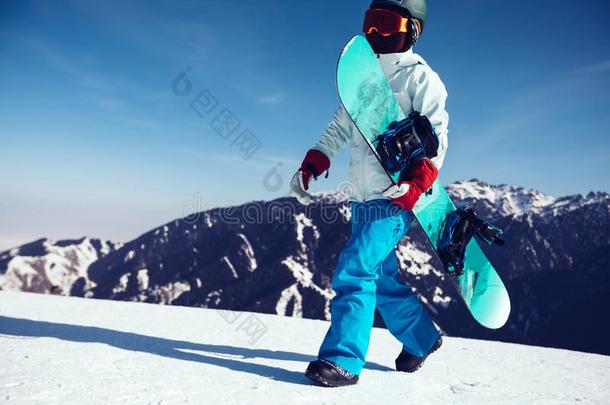 雪山飞魂和滑雪板步行向冬山山峰