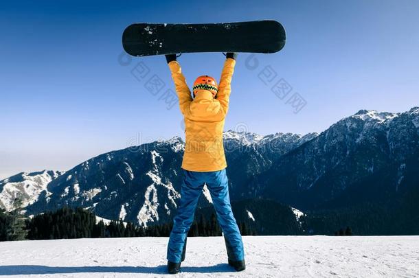 雪山飞魂和滑雪板向冬山顶