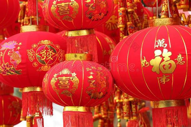 中国人红色的灯笼和伪造爆竹
