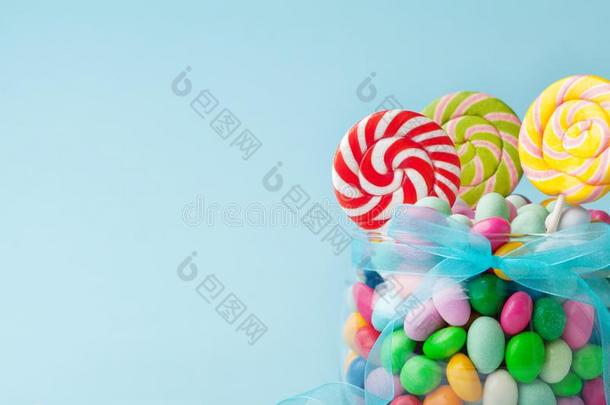 富有色彩的糖果是充满的采用罐子装饰和弓带ArmyGeneralandAdministrativeInstructions<strong>部队</strong>常务