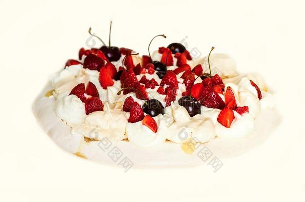 蛋糕奶油水果蛋白饼和新鲜的草莓和樱桃.