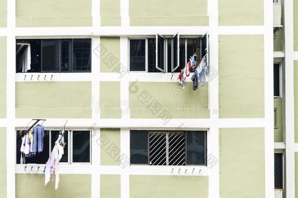 洗衣店衣服绞死烘干向窗建筑物