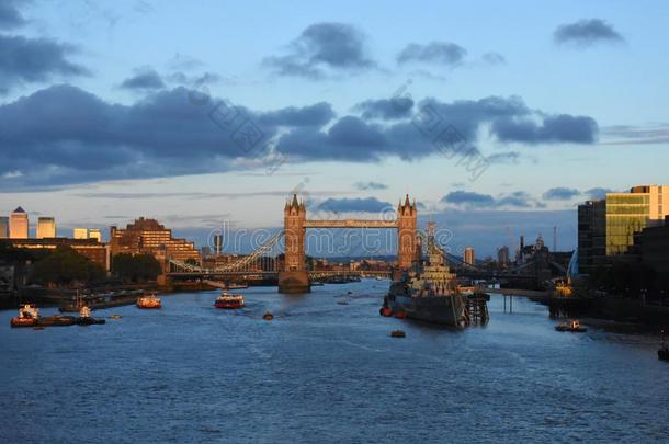 伦敦桥越过泰晤士河河和日落