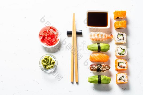 寿司和寿司辗放置向白色的背景.