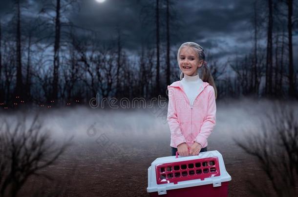 幸福的小的女孩和粉红色的搬运人采用指已提到的人森林