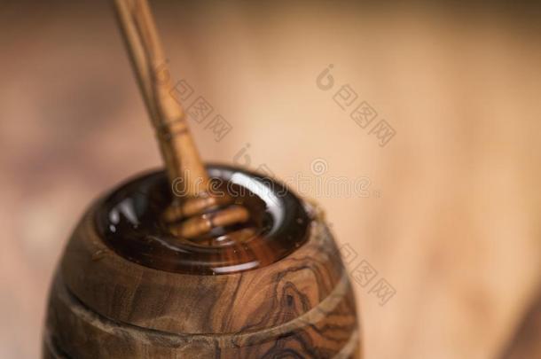 蜂蜜浸渍者采用木制的罐