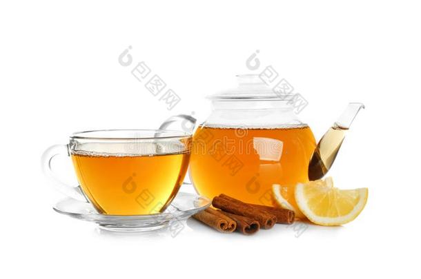 玻璃茶壶和杯子和芳香的热的樟属植物茶水