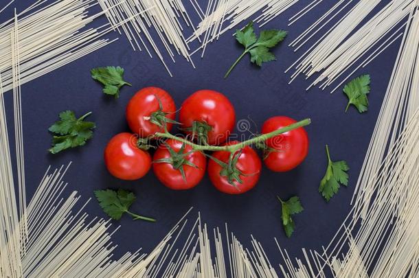 红色的番茄和绿叶蔬菜和面团向一bl一ckb一ckground.components成分