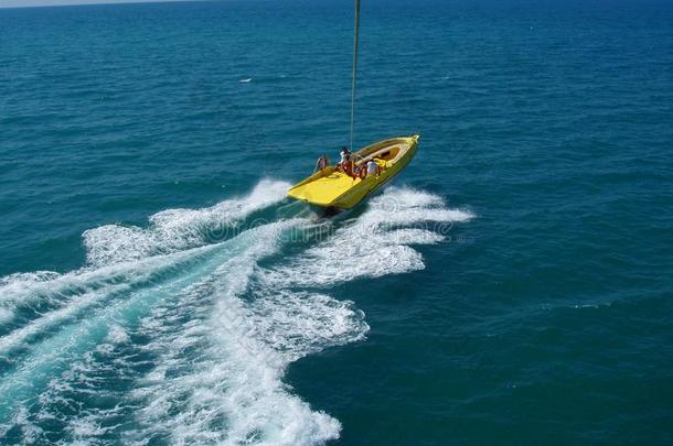 马达小船帆船运动快的和帆伞降落伞.Para帆船运动蟒