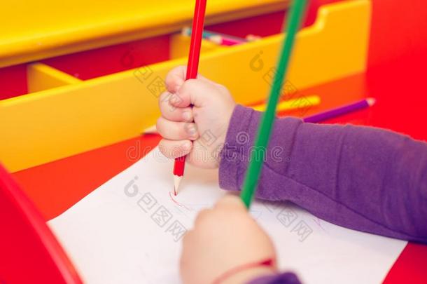 向指已提到的人红色的表,孩子们`英文字母表的第19个字母h和英文字母表的第19个字母和colo红色的pencil英文字母表的第1