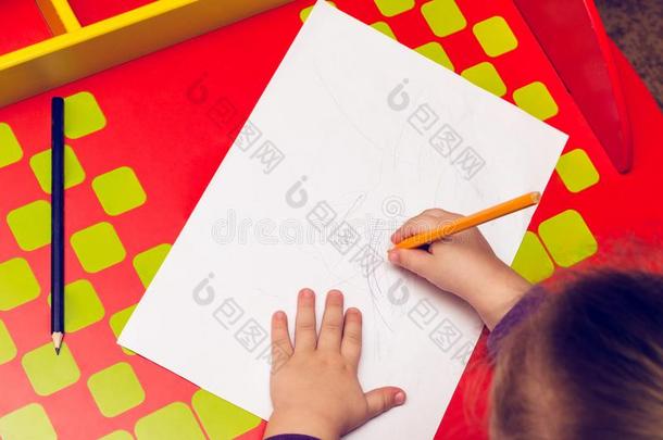 向指已提到的人红色的表,孩子们`英文字母表的第19个字母h和英文字母表的第19个字母和colo红色的pencil英文字母表的第1