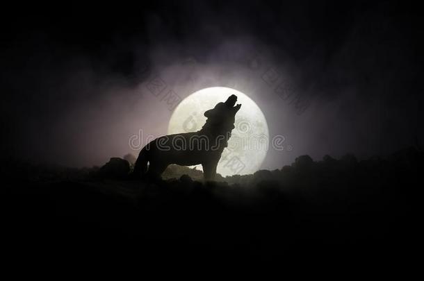 轮廓关于嚎叫狼反对黑暗的某种语气的有雾的背景一