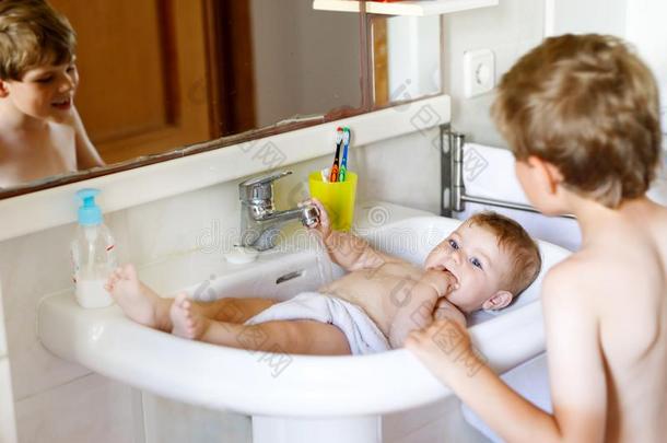 漂亮的值得崇拜的婴儿迷人的沐浴采用wash采用gs采用k和抢先水int.谢谢