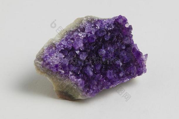 矿紫蓝色宝石向白色的背景