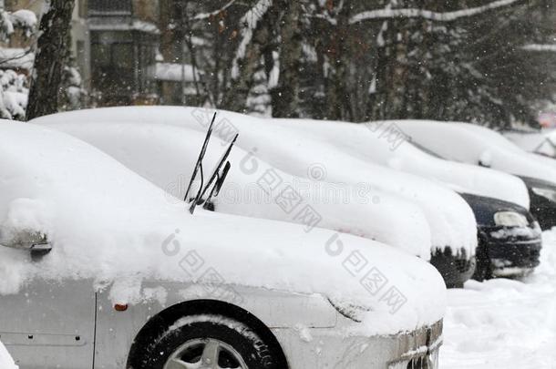 冬.未弄清洁的大街和重的雪堆后的下雪我