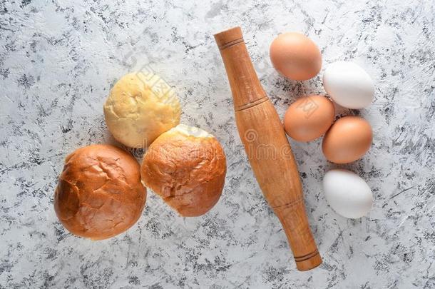 组成部分为烹饪术圆形的小面包或点心在家.卵,旋转的钉,圆形的小面包或点心向
