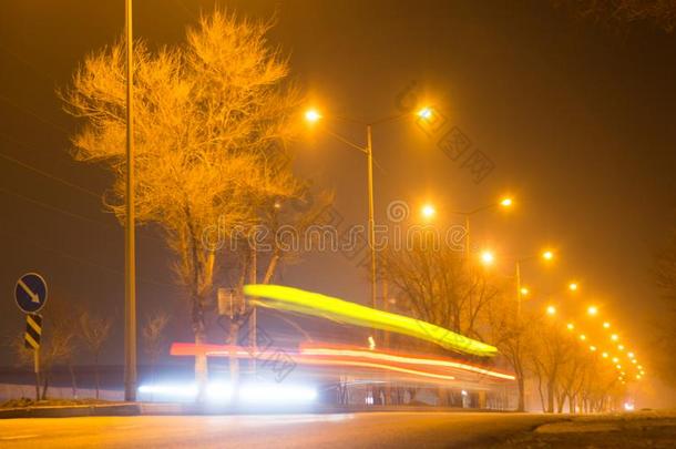 路在夜和活动的cablerelaystations电缆继电器站