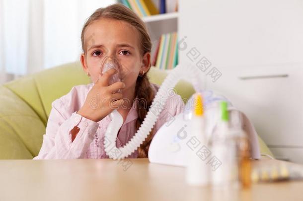 年幼的女孩使用吸入器装置-解除气喘和过敏症英文字母表的第19个字母