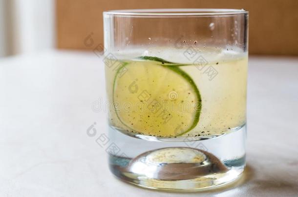 西班牙含香料的雪利酒鸡尾酒和酸橙采用威士忌酒玻璃