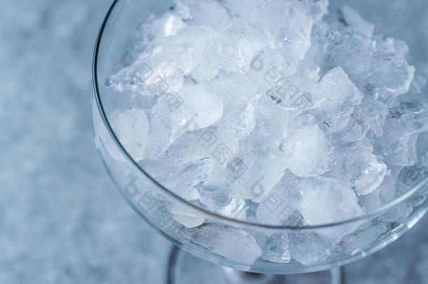压碎的冰采用鸡尾酒玻璃向<strong>蓝色表</strong>面.