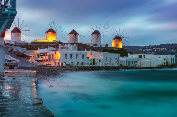 传统的风车在日出,圣托里尼,希腊