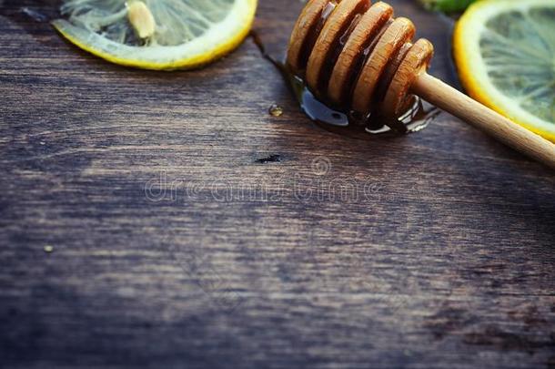 蜂蜜和柠檬.蜂蜜粘贴和部分关于刨切的柠檬向一求爱
