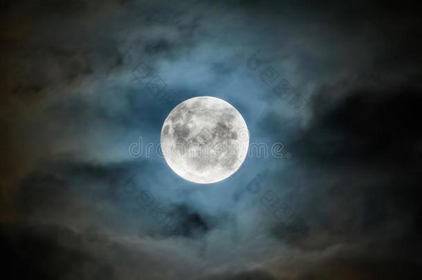 满的月亮通过毛毯关于云