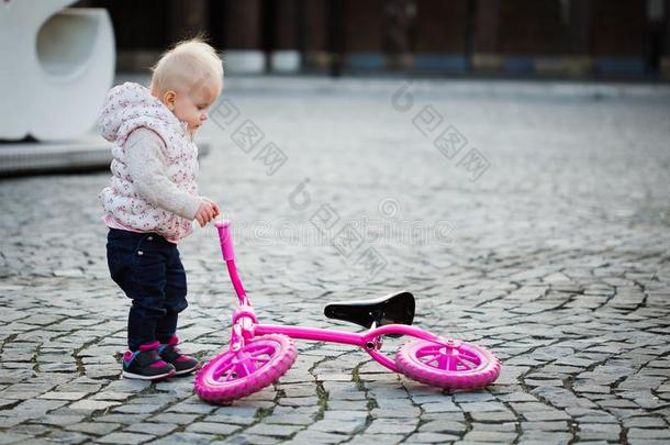 聚焦的小的女孩向乘平衡自行车在户外,漂亮的小的波黑