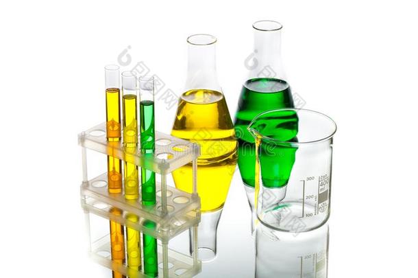 瓶,高脚杯和试验管和液体