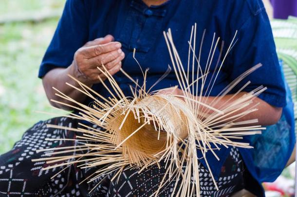 指已提到的人在乡村住的人拿竹子条纹向编in向不同的形状
