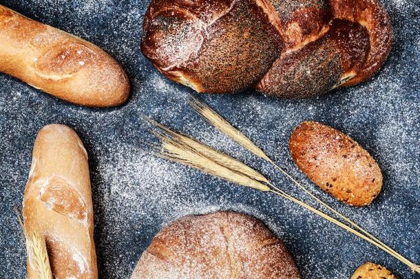 新鲜的面包向表.自家制的面包.厨房或面包房海报英语字母表中的第四个字母
