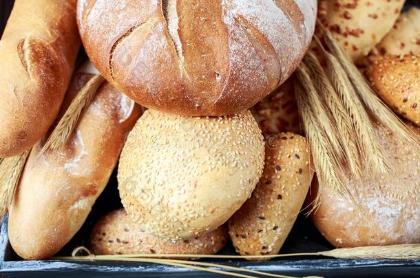 新鲜的面包向表.自家制的面包.厨房或面包房海报英语字母表中的第四个字母