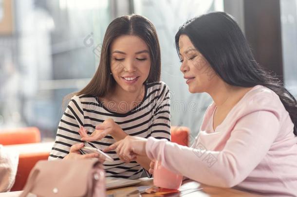 高兴的美好的女人<strong>讲解</strong>她主意