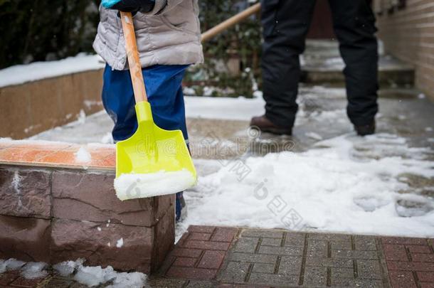 小孩的一份父亲小块空地雪从人行道.率直的<strong>原汁</strong>原味的