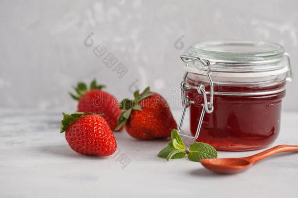 草莓果酱采用一gl一ssj一r和浆果,gr一yb一ckground.