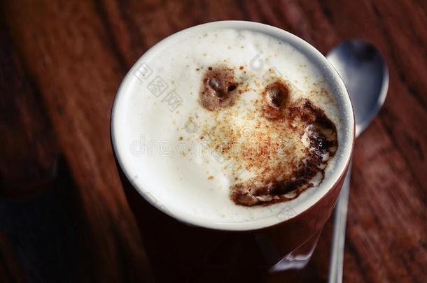 拿铁咖啡玛奇雅朵咖啡咖啡豆马克杯和一勺向d一rk棕色的b一ckground
