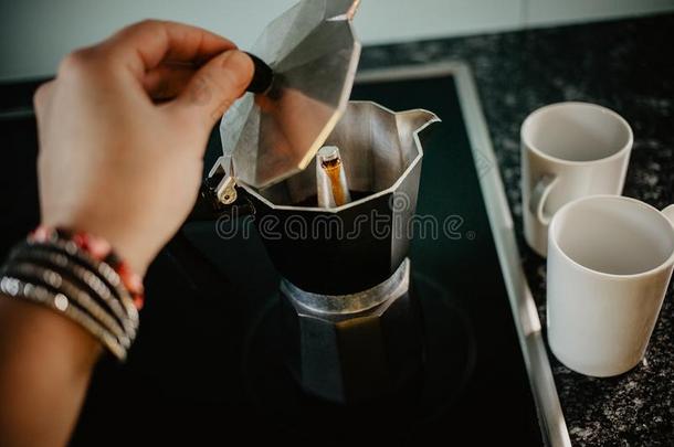准备的新鲜的咖啡豆采用莫卡罐向电的炉.Open采用gThailand泰国