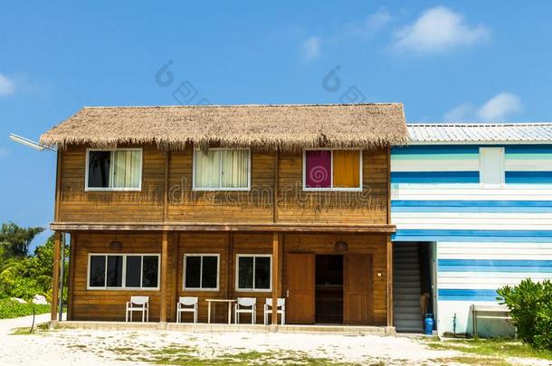 木制的两个-楼层客人房屋,卡夫环状珊瑚岛,古达呼拉岛,英语字母表的第13个字母