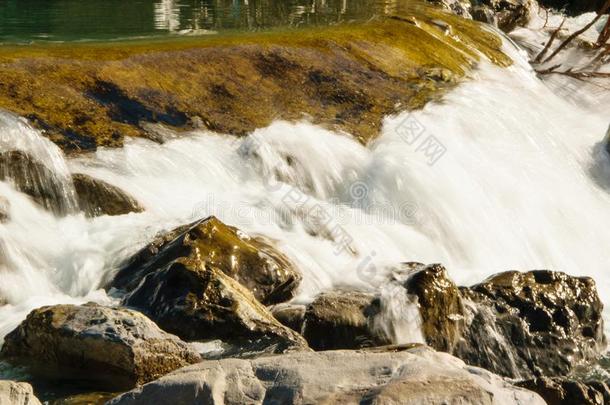 自然的背景关于流动的水采用指已提到的人金色的河