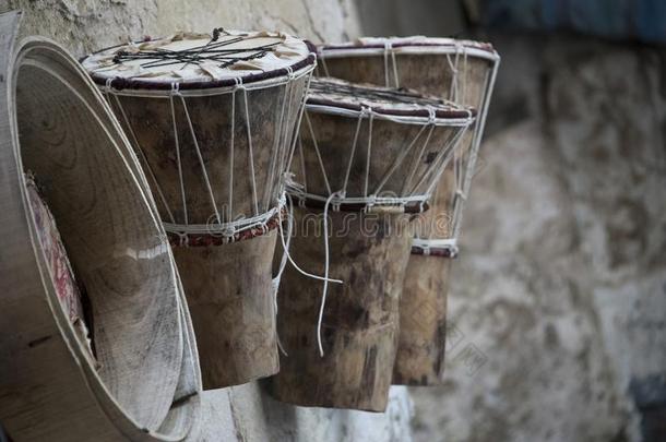 非洲的鼓sDjembe和鼓框架悬向墙在外面关于手艺