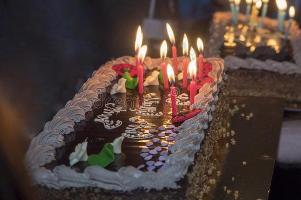 生日蛋糕和点火蜡烛