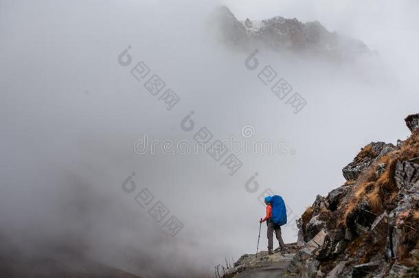 背包客向安纳布尔那山电路采用尼泊尔