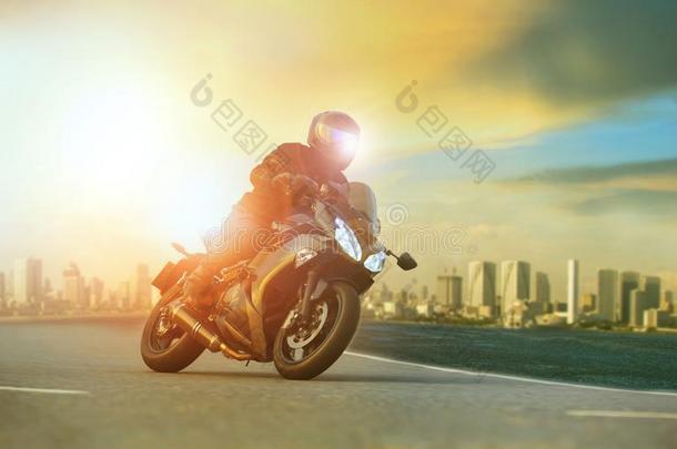 年幼的男人骑马大的摩托车倾向向敏锐的弧线和厄巴