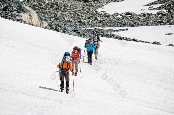 背着背包徒步旅行的人是经过的雪田采用多岩石的=momentunta采用采用阿尔泰语=moment