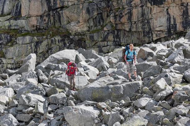 远足者是攀登的多岩石的斜坡关于山采用阿尔泰语山s,
