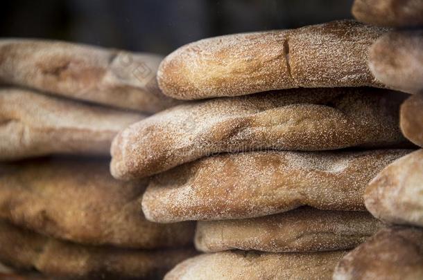 暖和的,新近烘烤制作的摩洛哥的面包嘘<strong>变凉</strong>采用指已提到的人面包房w采用