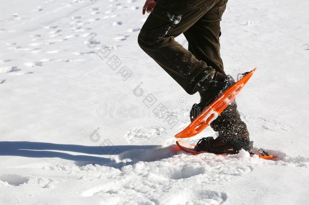 男人步态和桔子雪<strong>鞋</strong>向白色的雪