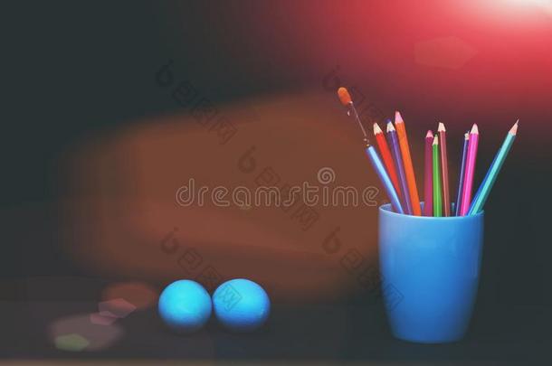 传统的蓝色卵和马克杯和铅笔和刷子