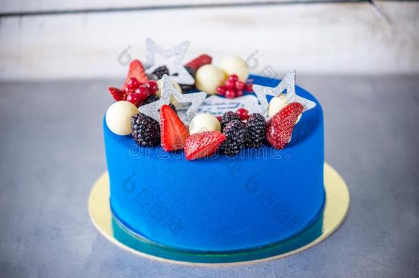 蓝色蛋糕装饰和草莓和黑莓向顶