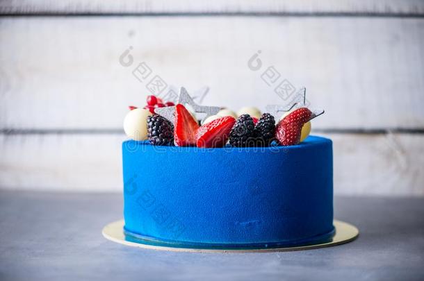 蓝色<strong>蛋糕装饰</strong>和<strong>草莓</strong>和黑莓向顶